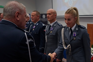&quot;Kryształowe Serca&quot; oraz odznaczenia wręczone policjantom z regionu oraz zaproszonym gościom. Przemówienia zaproszonych gości oraz gratulacje dla policjanta od uratowanego mężczyzny
