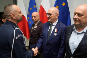 wyróżnieni otrzymują odznaczenia od Komendanta