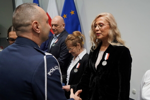 wyróżnieni otrzymują odznaczenia od Komendanta