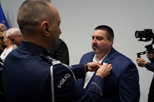 wyróżnieni otrzymują odznaczenia od Komendanta