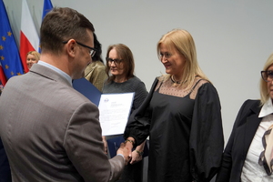 wyróżnieni otrzymują gratulacje od Wojewody