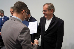 wyróżnieni otrzymują gratulacje od Wojewody