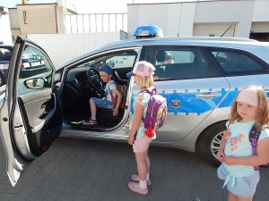 Chłopiec w radiowozie