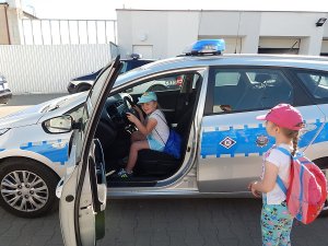 Dziewczynka za kierownicą radiowozu