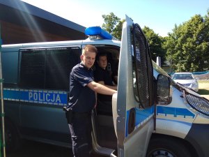 Uczestnik w radiowozie