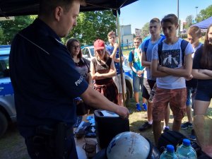 Policjant pokazuje działanie policyjnego sprzętu