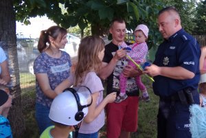 policjant rozdaje ulotki