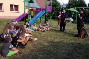 policjanci opowiadają młodzieży o bezpieczeństwie