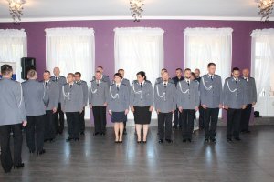 Zastępca Komendanta Wojewódzkiego Policji w Bydgoszczy gratuluje awansowanym policjantom