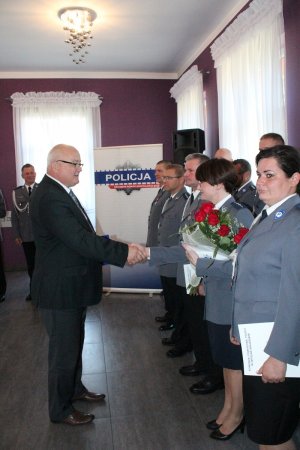 Policjantka otrzymuje życzenia od Wicestarosty Andrzeja Marach