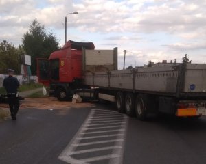 Policjant w trakcie czynności na miejscu wypadku drogowego