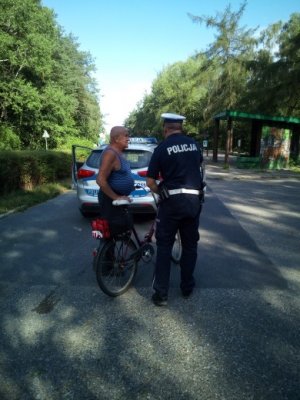 Policjant drogówki kontroluje niechronionego uczestnika ruchu drogowego