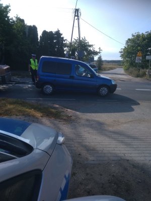 Policjanci zatrzymują pojazd do kontroli