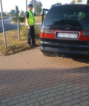 Policjant sprawdza trzeźwość kierowcy