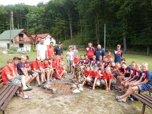 Zdjęcie grupowe gości z kolonistami