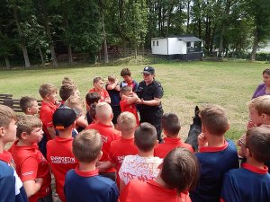 Policjantka pokazuje jak obronić się na wypadek ataku zwierzęcia