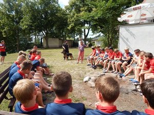 Pani Ala z Sanepidu opowiada o zagrożeniach związanych z zażywaniem dopalacz, narkotyków alkoholu i paleniem tytoniu.