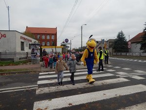 Pan Mrówka uczy dzieci z sępoleńskiej Jedynki jak przechodzić przez pasy