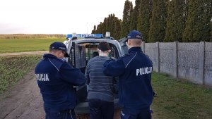 Policjanci prowadzą sprawcę zabójstwa