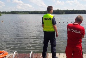 Dzielnicowy w trakcie kontroli jeziora