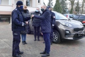 Komendant Policji odbiera od Burmistrza kluczyki do radiowozu