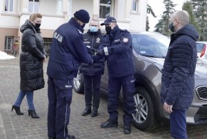 Komendant Policji przekazuje kluczyki do radiowozu Kierownikowi Posterunku