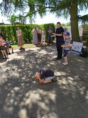 Jeden z uczniów pokazuje jak prawidłowo wykonać pozycję ,,żółwia&quot;