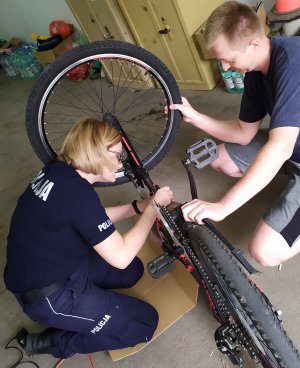 Policjantka znakuje kolejny rower
