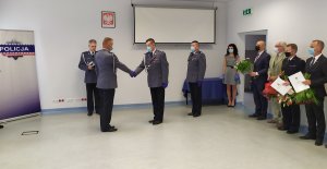 Dowódca uroczystości składa meldunek Komendantowi Powiatowemu Policji w Sępólnie Krajeńskim