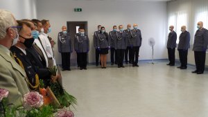 Z lewej strony, przy ścianie stoją zaproszeni goście, na wprost stoją funkcjonariusze sępoleńskiej komendy, natomiast z prawej stoją awansowani policjanci