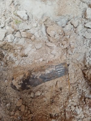 pocisk przeciwpancerny leży w ziemi