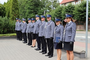 Plac przed komendą Policji w Sępólnie Krajeńskim. Uroczysta zbiórka z okazji odsłonięcia tablicy pamiątkowej. Policjanci stoją w rzędzie na baczność.