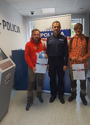 Komenda Powiatowa Policji w Sępólnie Krajeńskim. Wspólne zdjęcie inspektora Pawła Zawady z dziadkiem oraz wujkiem chorej Zosi.