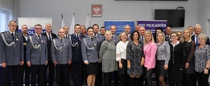 Świetlica w Komendzie Powiatowej policji w Sępólnie Krajeńskim. Grupowe zdjęcie uczestników uroczystości.