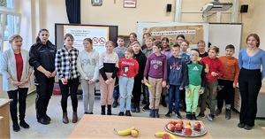 Szkoła Podstawowa w Przepałkowie. Wspólne zdjęcie  z uczniami, policjantką oraz Panią z sanepidu.