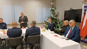 Świetlica w komendzie. Policjanci i goście siedzą przy stołach. Na stojąco przemawia Starosta Sępoleński.