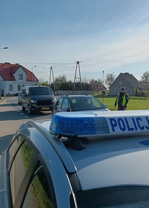 Policjanci zatrzymują pojazdy i kierowców do kontroli drogowej
