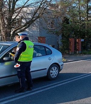 Policjant bada stan trzeźwości kierowcy seata