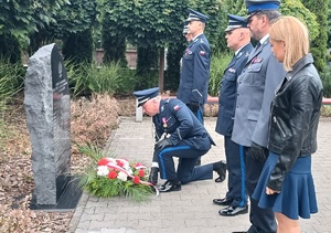 Zastępca Komendanta Wojewódzkiego w Bydgoszczy insp. Marcin Woźniak składa wiązankę pod pomnikiem pomordowanych policjantów powiatu sępoleńskiego.