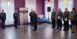Dowódca uroczystości melduje Komendantowi Wojewódzkiemu o zakończeniu uroczystości.