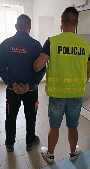 Zatrzymany złodziej paliwa prowadzony przez policjanta.