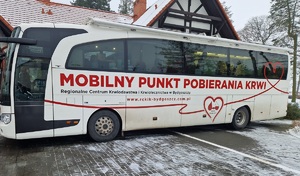 Zdjęcie autobusu gdzie chętni oddają krew.