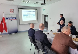 Zastępca Komendanta Powiatowego Policji w Sępólnie Krajeńskim przedstawia efekty pracy uzyskane w pionie prewencji.