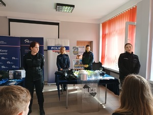 Policjantki na drzwiach otwartych w liceum ogólnokształcącym w Sępólnie Krajeńskim