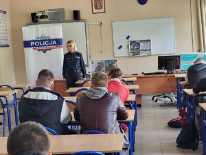Policjantka promuje zawód policjanta w szkole w Sypniewie