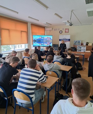 Policjantka promuje zawód policjanta w szkole w Sypniewie