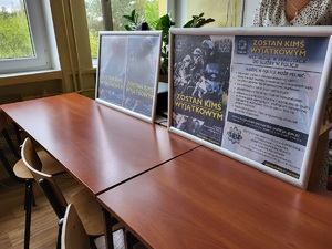 Plakaty promująca zawód policjanta