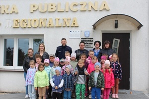 Wspólne zdjęcie policjantów z dziećmi