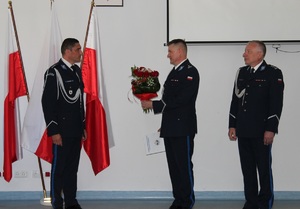 Pierwszy Zastępca Komendanta Powiatowego policji w  Sępólnie Krajeńskim składa gratulacje nadkomisarzowi Marcinowi Szulczykowi