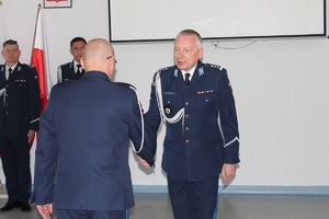 Dowódca uroczystości składa meldunek o zakończeniu uroczystej zbiórki pełniącemu obowiązki Pierwszego Zastępcy Komendanta Wojewódzkiego Policji w Bydgoszczy inspektorowi Marcinowi Wożniakowi